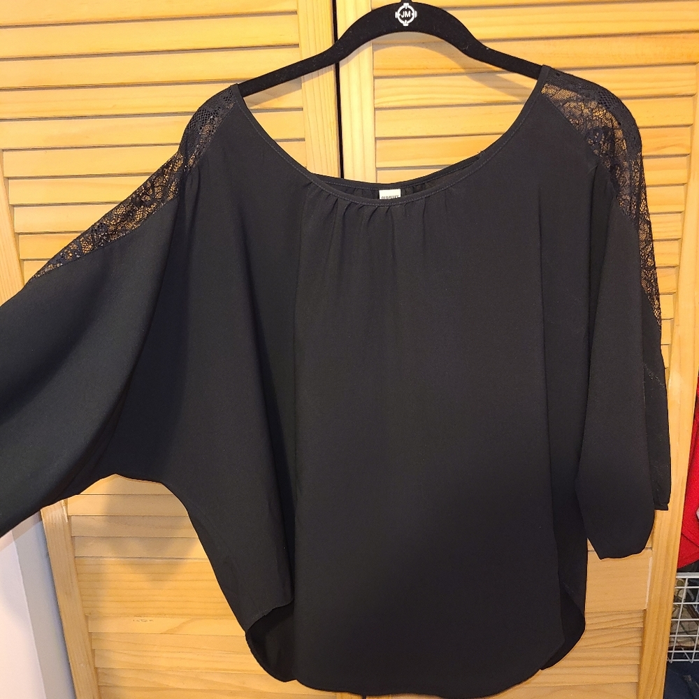 Black 3/4 sleeve blouse w/ lace side panel